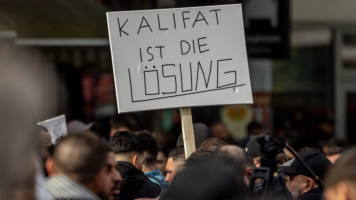Řešením je chalífát, skandovali muslimští demonstranti v Hamburku